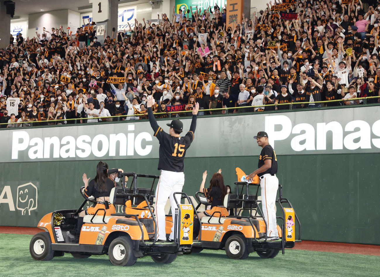 巨人対西武　勝利し、ファンと喜ぶ巨人大勢（左）とメンデス（撮影・宮地輝）