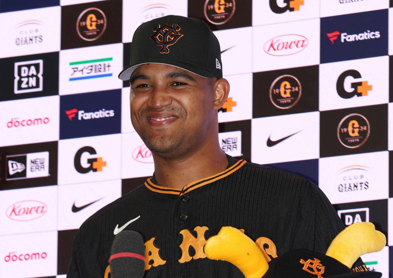 巨人対西武　笑顔でヒーローインタビューに応える巨人メンデス（撮影・宮地輝）