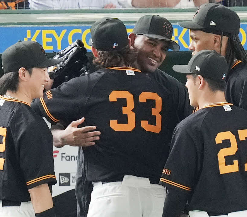 巨人対西武　8回表を無失点に抑えた巨人ビーディー（左から2人目）と抱き合うメンデス（同3人目）（撮影・横山健太）