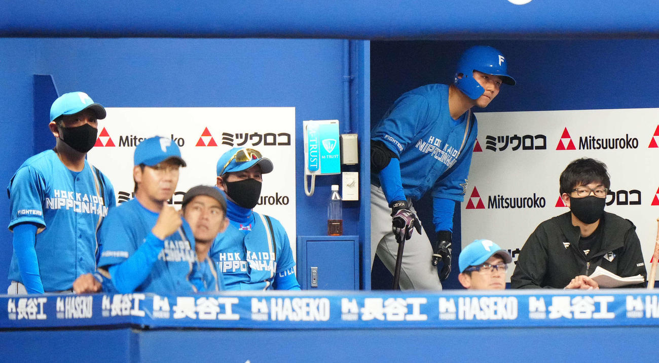DeNA対日本ハム　9回表日本ハム2死、ベンチで代打出場の準備をする清宮（左から5人目）（撮影・江口和貴）