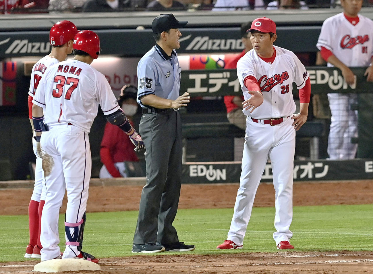 6回、野間のアウト判定に抗議する広島新井監督（右）（共同）
