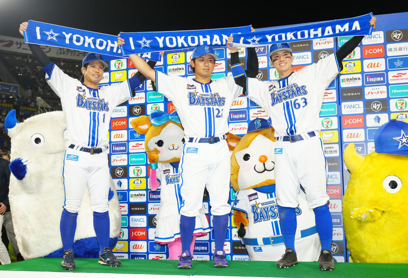 DeNA対日本ハム　試合後、写真に納まる、左からDeNA桑原、今永、関根（撮影・江口和貴）