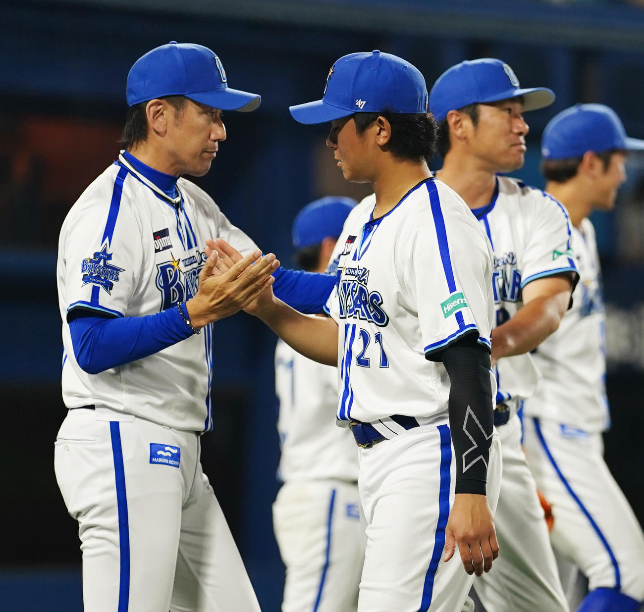 DeNA対日本ハム　試合後、DeNA三浦監督（左）とタッチを交わす今永（撮影・江口和貴）