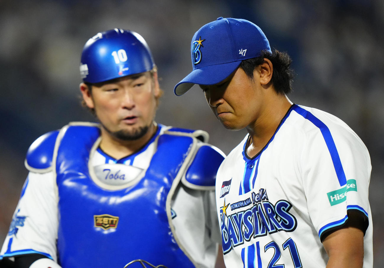 DeNA対日本ハム　7回表終了後、ベンチに引き揚げるDeNA先発の今永。左は捕手戸柱（撮影・江口和貴）