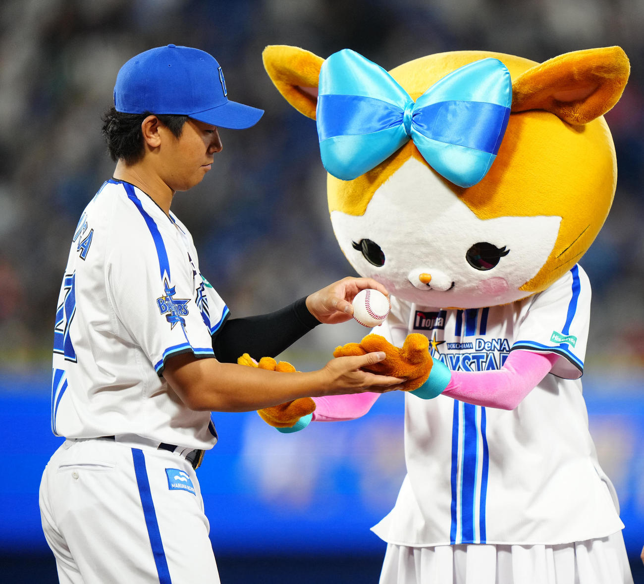 DeNA対日本ハム　試合後、DeNAマスコットのDB．キララ（右）に勝利球を手渡す今永（撮影・江口和貴）