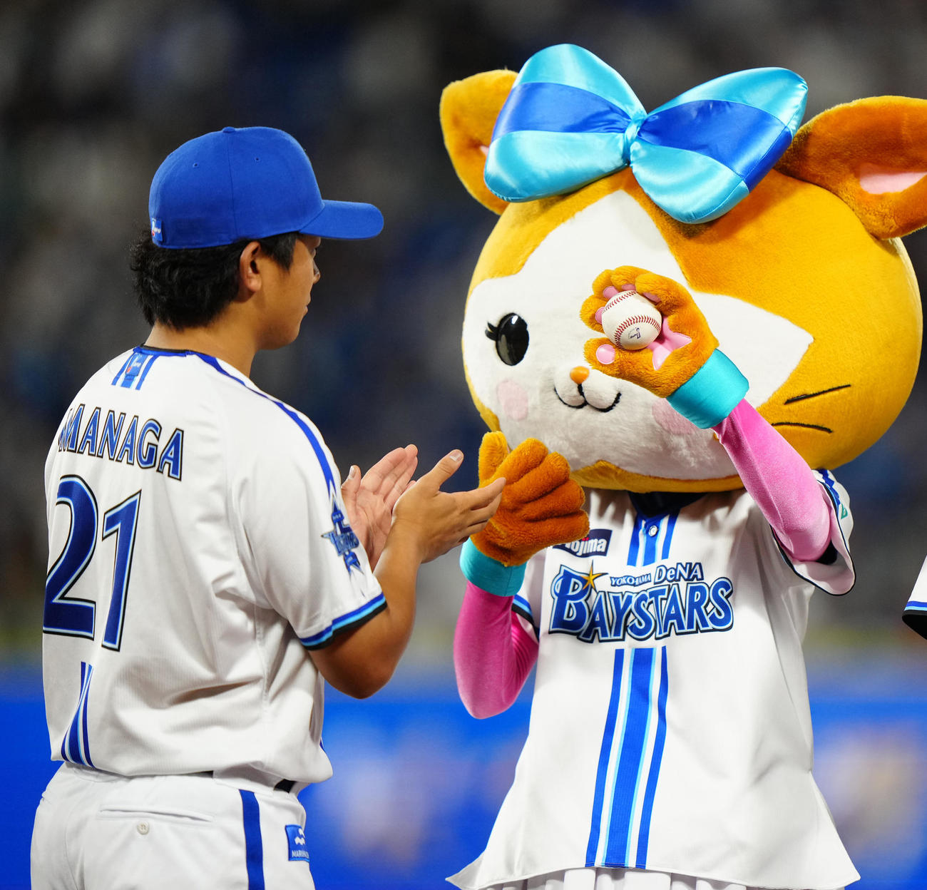 DeNA対日本ハム　試合後、DeNAマスコットのDB．キララ（右）に勝利球を手渡した今永（撮影・江口和貴）