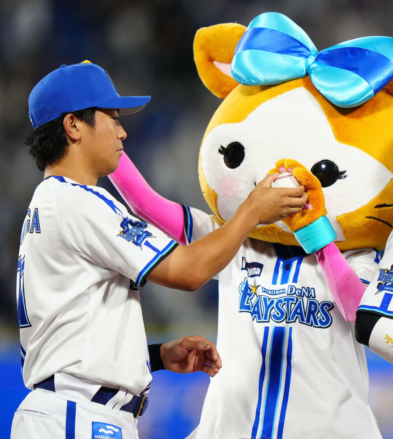 DeNA対日本ハム　試合後、DeNAマスコットのDB．キララから勝利球を返してもらう今永（撮影・江口和貴）