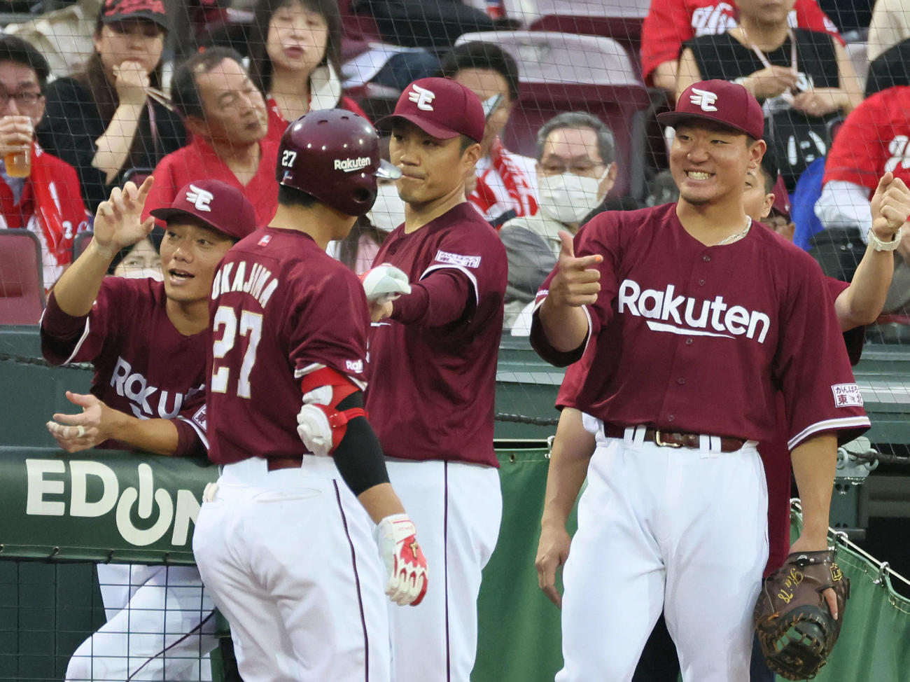 交流戦広島対楽天　4回表楽天1死一、二塁、右越え3点本塁打を放った岡島を迎える先発の則本（中央）（撮影・加藤孝規）