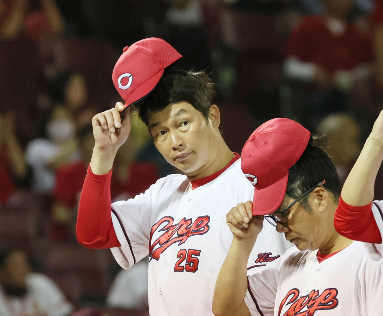 交流戦広島対楽天　敗れた新井監督（左）（撮影・加藤孝規）