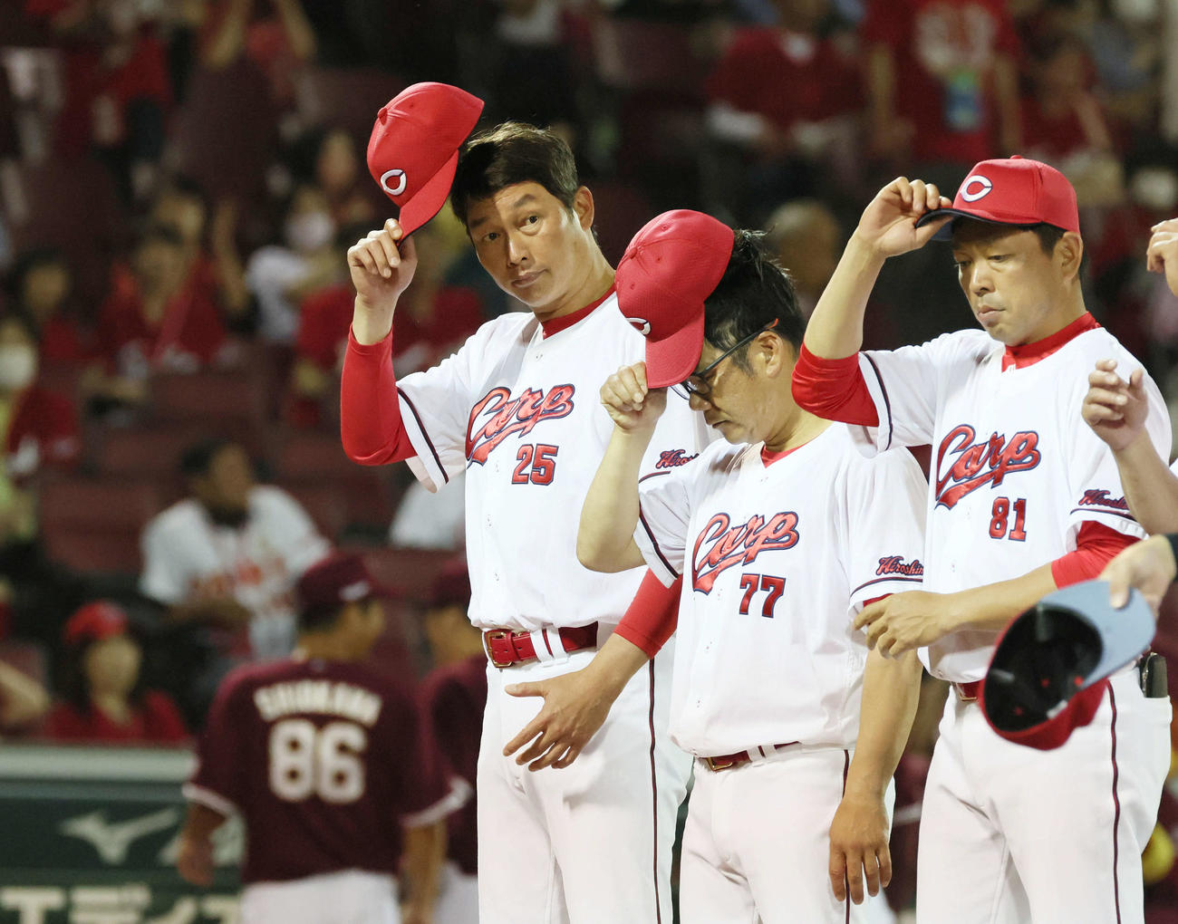 交流戦広島対楽天　敗れた新井監督（左）（撮影・加藤孝規）
