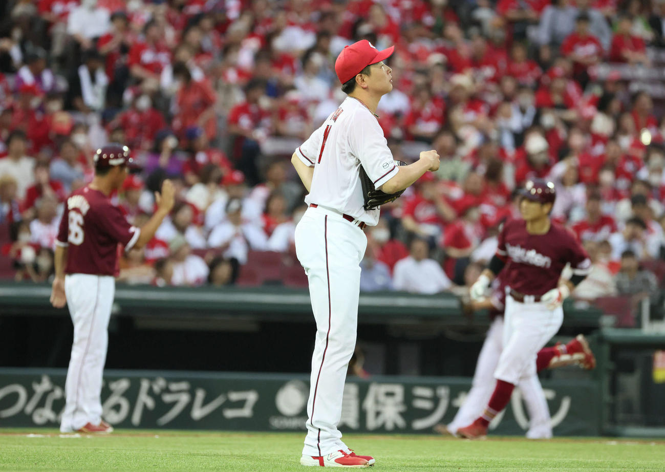 交流戦広島対楽天　4回表楽天1死一、二塁、岡島に右越え3点本塁打を浴びた大瀬良（撮影・加藤孝規）