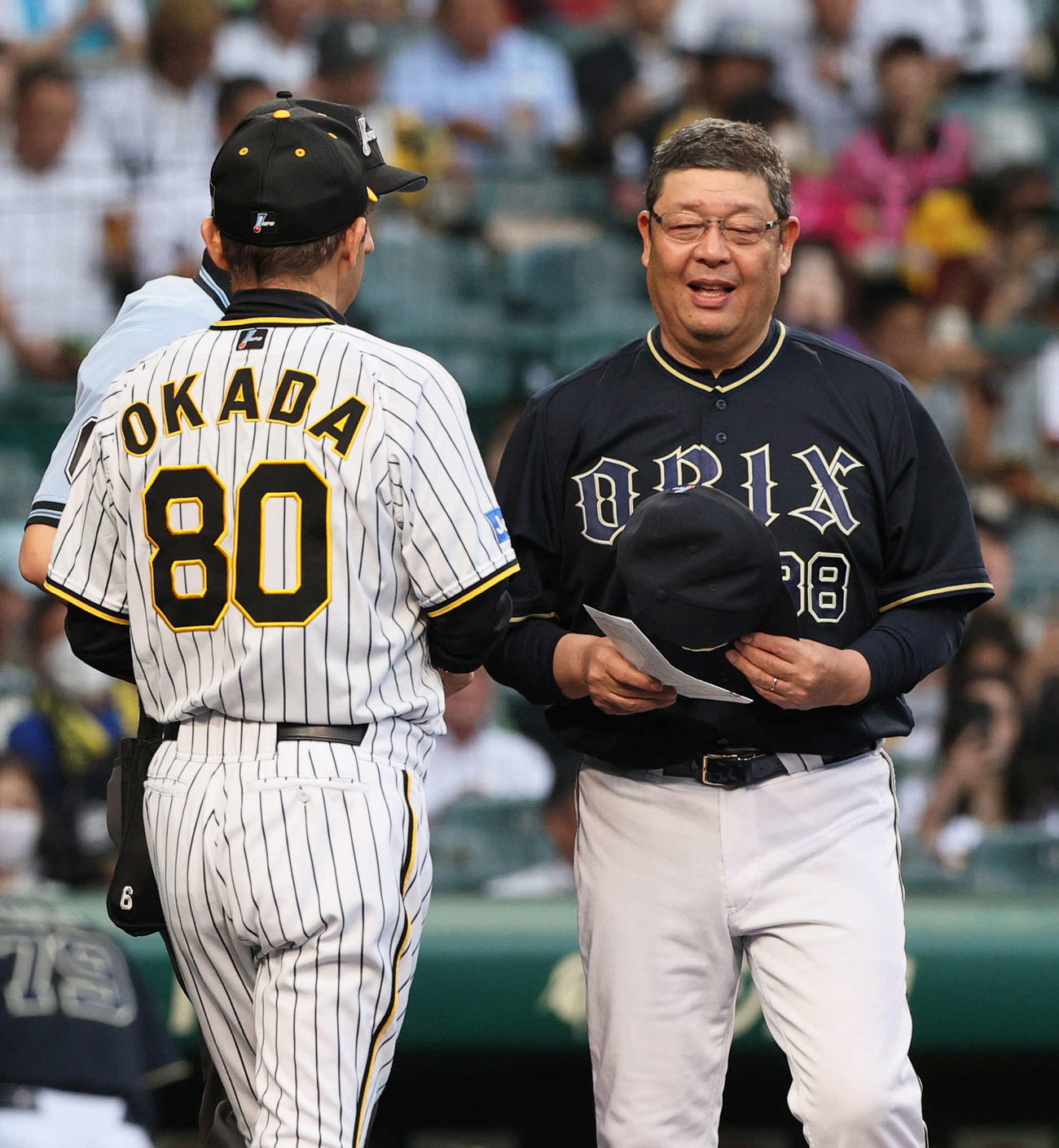 阪神対オリックス　試合前、メンバー表の確認を行う阪神岡田監督（左）とオリックス水本監督代行（撮影・上山淳一）