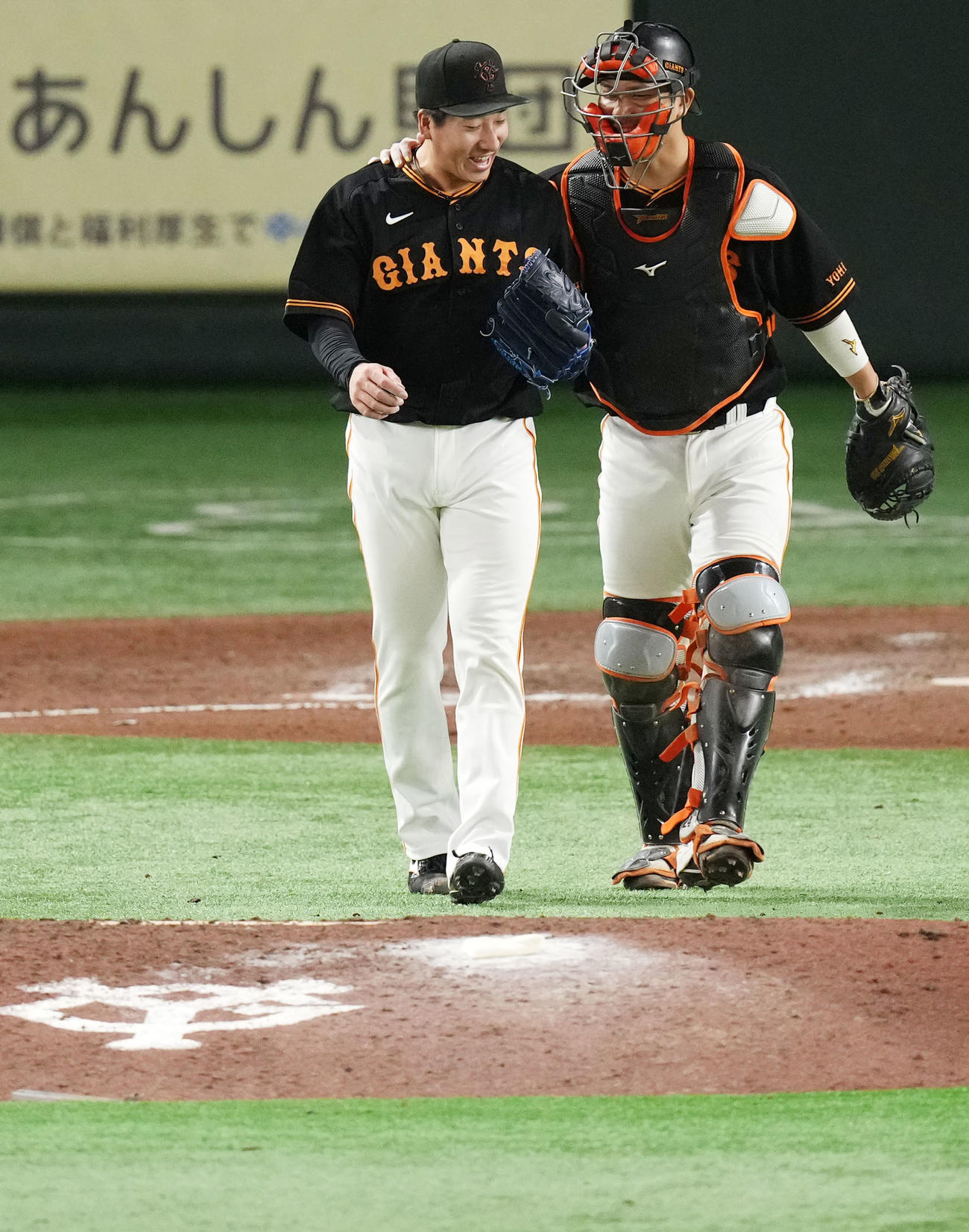 巨人対西武　西武に勝利し通算50セーブを達成し笑顔を見せる巨人大勢。右は大城卓（撮影・横山健太）