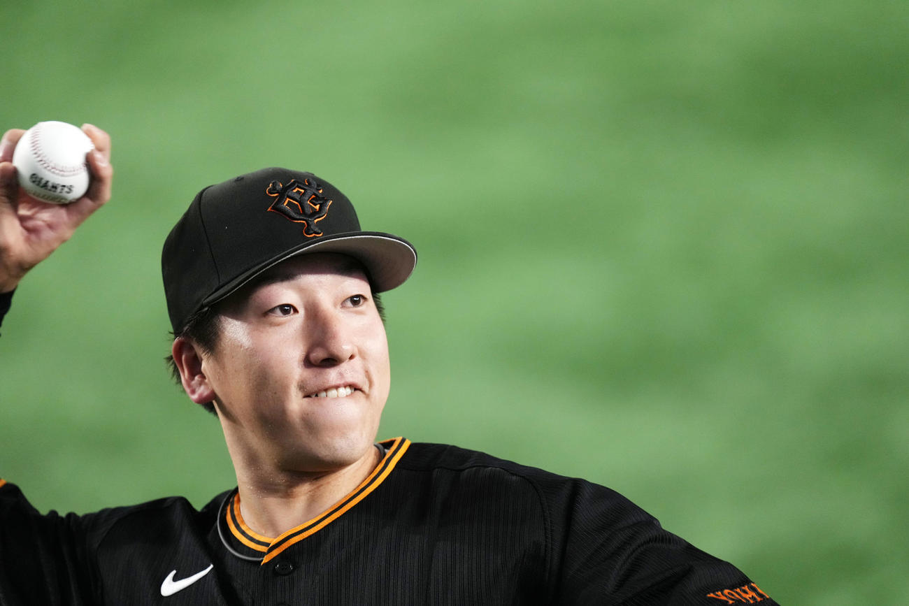 巨人対西武　スタンドへサインボールを投げ入れる巨人大勢（撮影・横山健太）