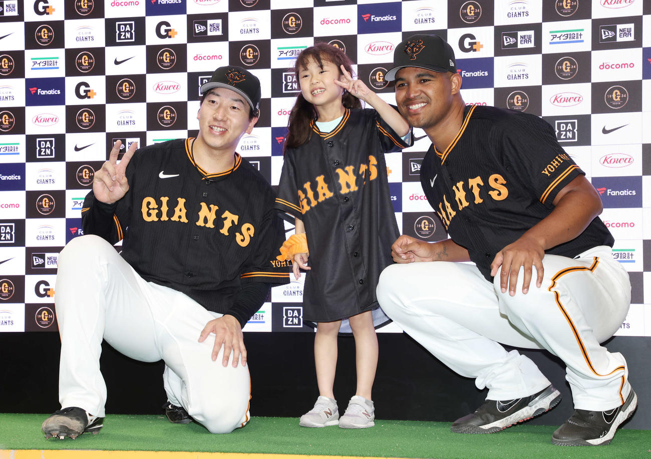 巨人対西武　勝利し、巨人ファンの女の子と笑顔で記念撮影する大勢（左）とメンデス（撮影・宮地輝）
