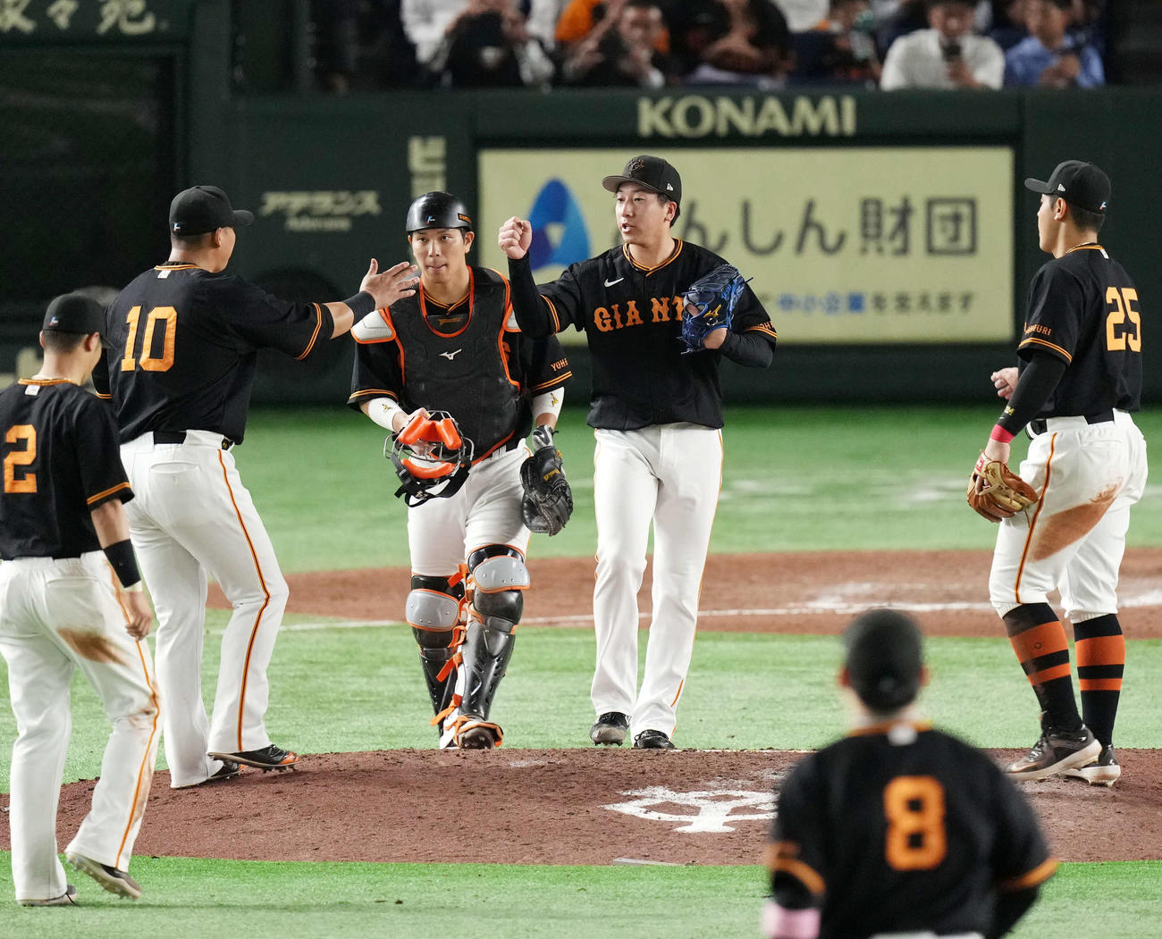 巨人対西武　西武に勝利し通算50セーブを達成しナインとタッチを交わす巨人大勢（中央）（撮影・横山健太）