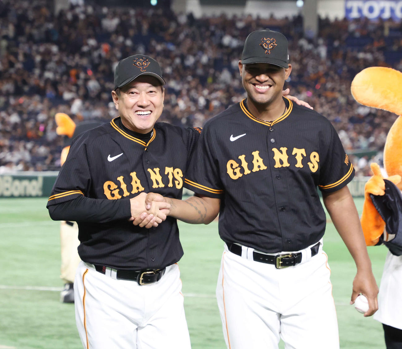 巨人対西武　初勝利し、巨人原監督（左）と笑顔で握手するメンデス（撮影・宮地輝）