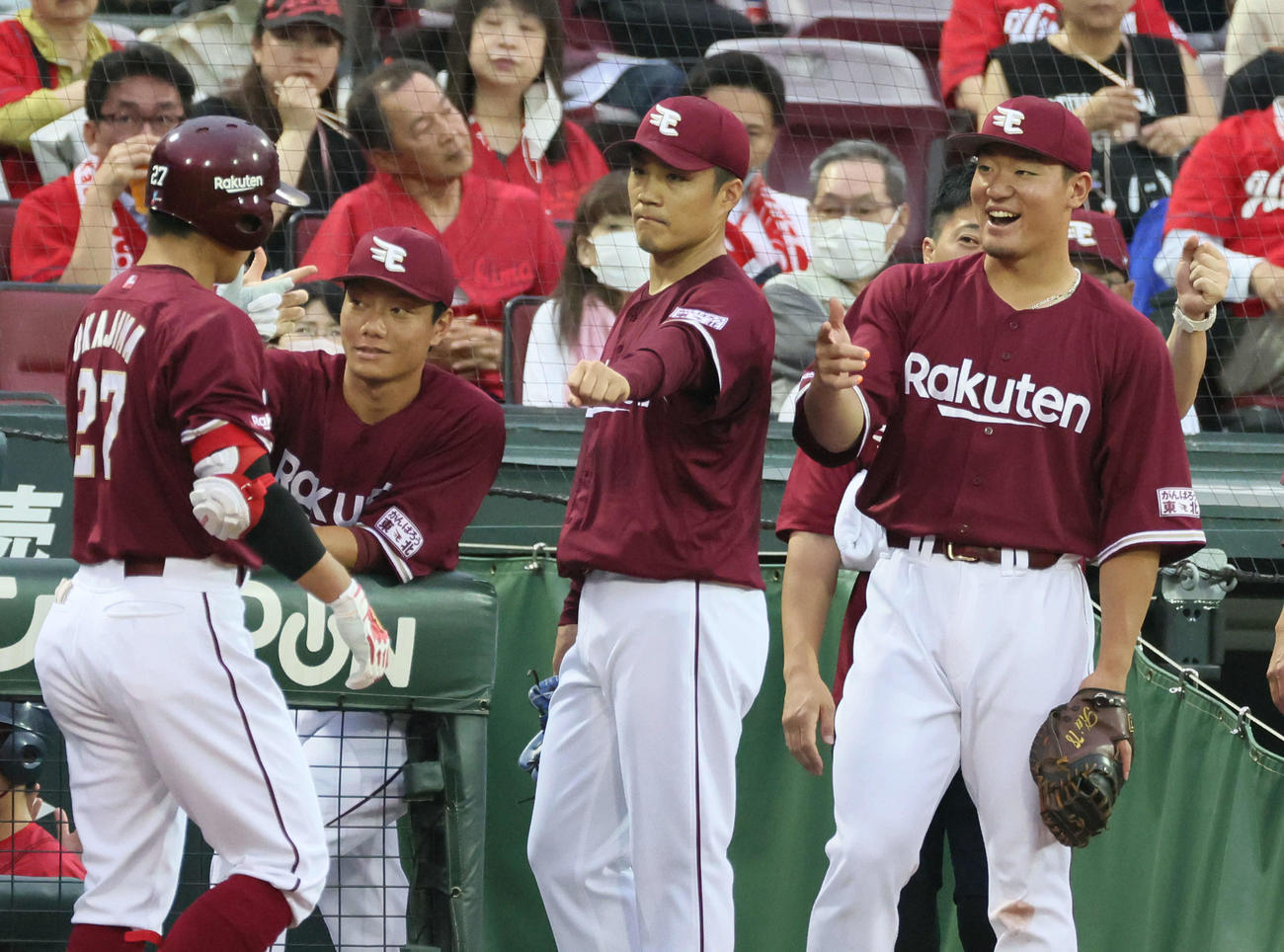 交流戦広島対楽天　4回表楽天1死一、二塁、右越え3点本塁打を放った岡島を迎える先発の則本（中央）（撮影・加藤孝規）