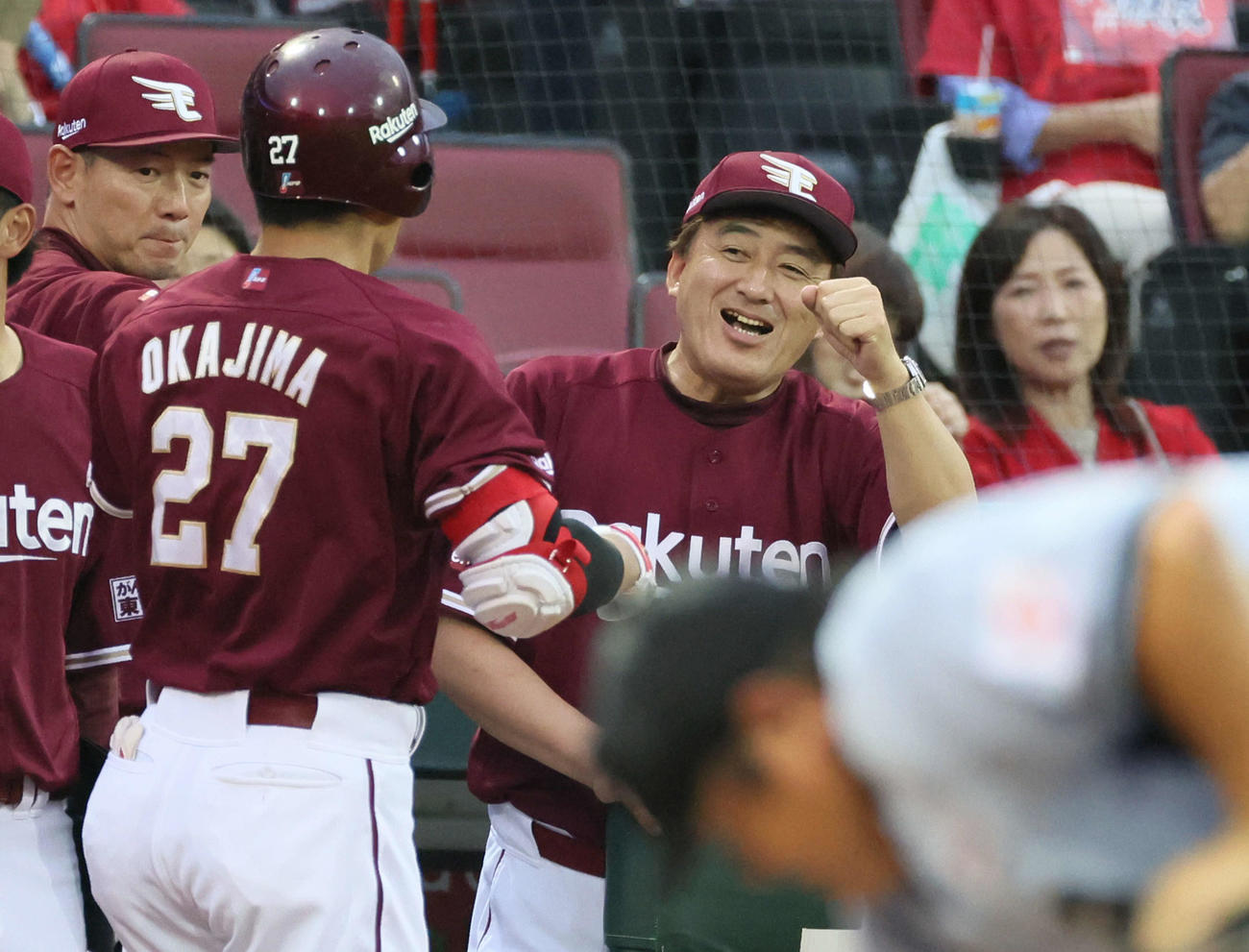 広島対楽天　4回表楽天1死一、二塁、石井監督（右）は右越え3点本塁打を放った岡島を迎える（撮影・加藤孝規）