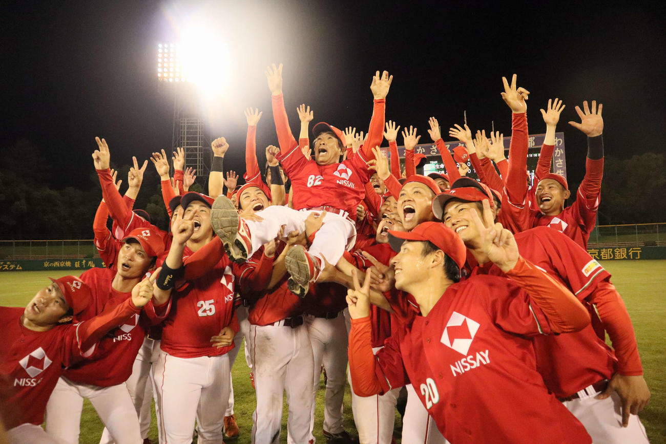 3年ぶり62回目の都市対抗野球出場を決め、梶田監督を胴上げする日本生命ナイン（撮影・村松万里子）