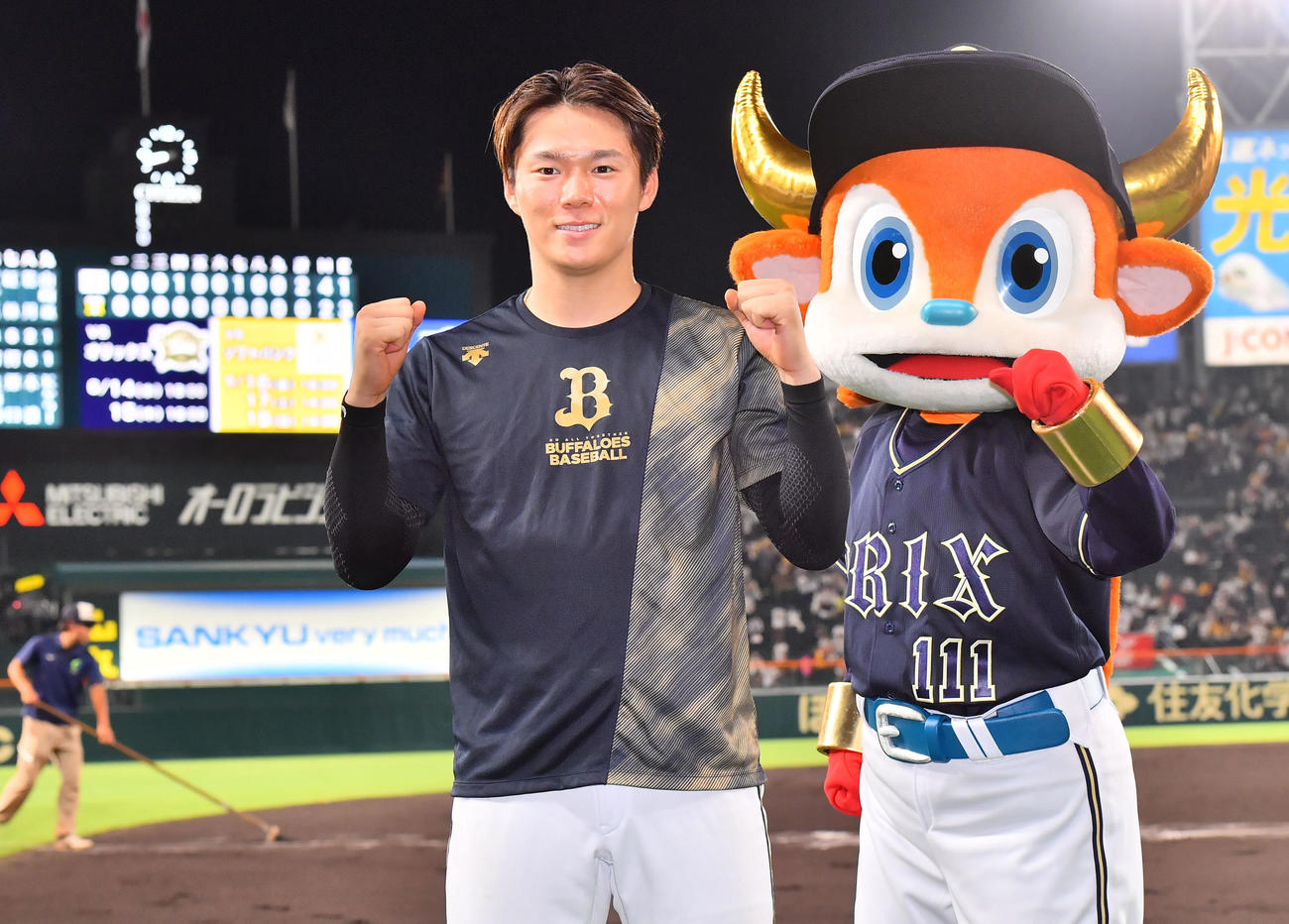 阪神対オリックス　8回を無失点に抑えたオリックス山本はバックスクリーンを背にガッツポーズ（撮影・和賀正仁）