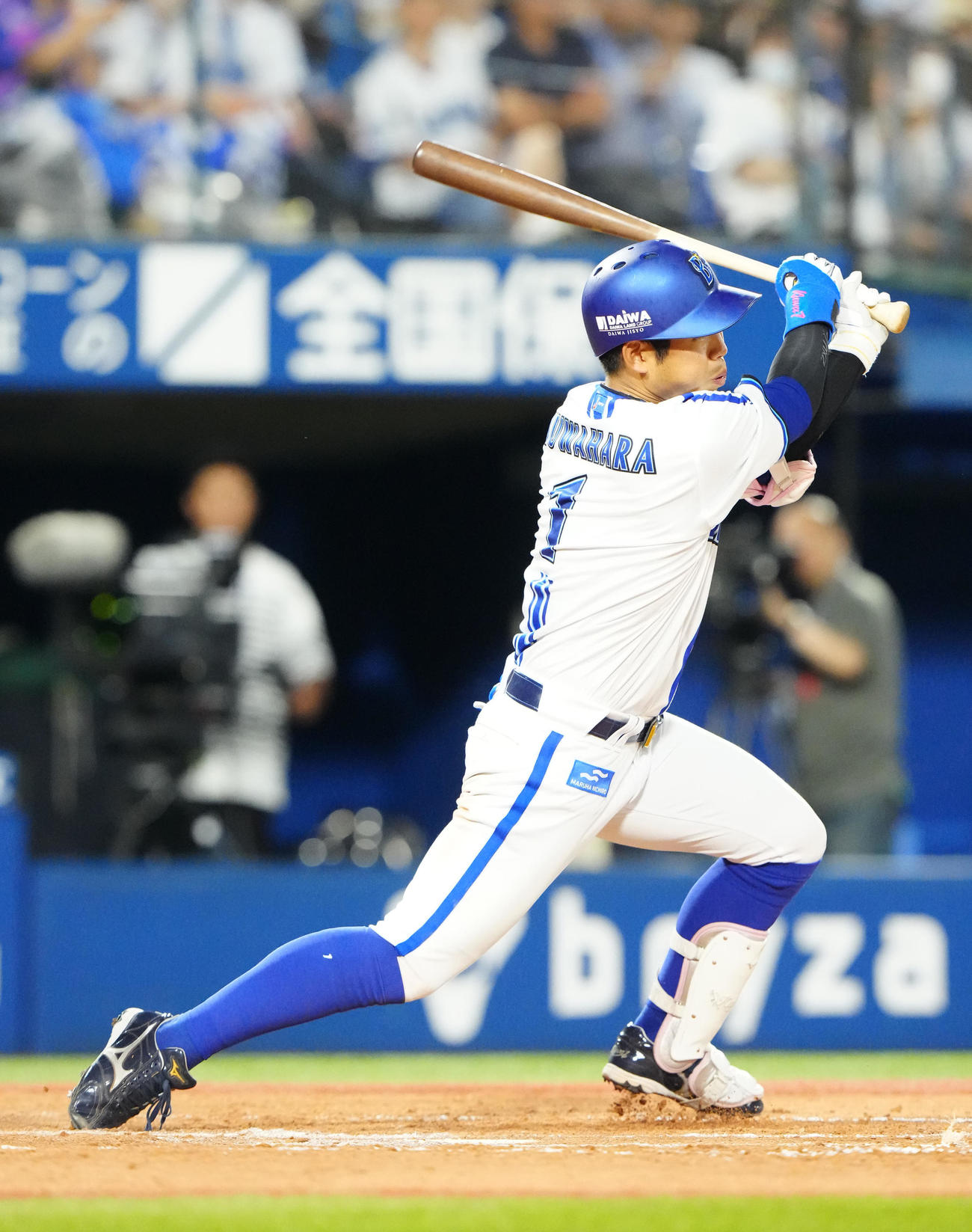 DeNA対日本ハム　4回裏DeNA2死二塁、適時二塁打を放つ桑原（撮影・江口和貴）