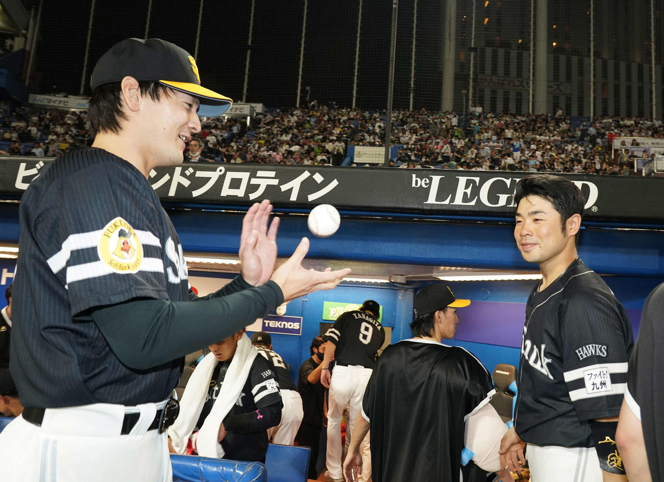ヤクルト対ソフトバンク　移籍後初勝利を挙げたソフトバンク先発の有原（左）は近藤から投げられたウイニングボールを受け取る（撮影・小沢裕）