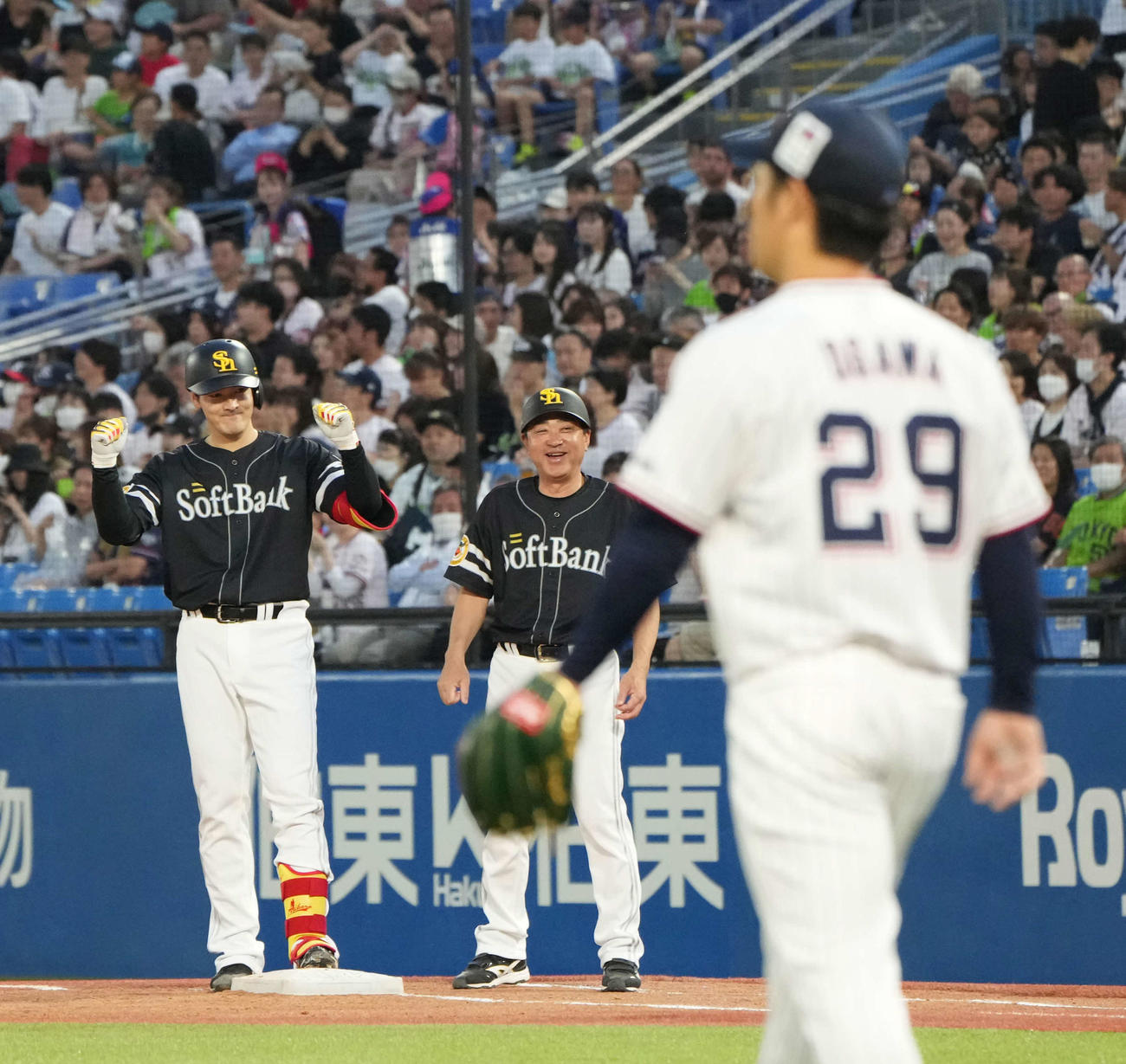 ヤクルト対ソフトバンク　2回表ソフトバンク2死一塁、有原はプロ2安打目となる左前打を放ちベンチに向かってガッツポーズ。右はヤクルト先発の小川（撮影・小沢裕）