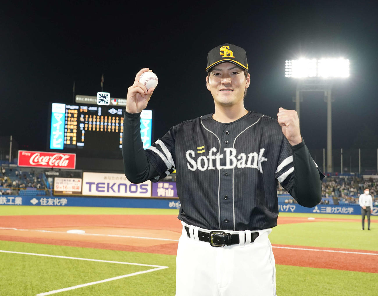 ヤクルト対ソフトバンク　移籍後初勝利を挙げたソフトバンク先発の有原はウイニングボールを手にガッツポーズ（撮影・小沢裕）