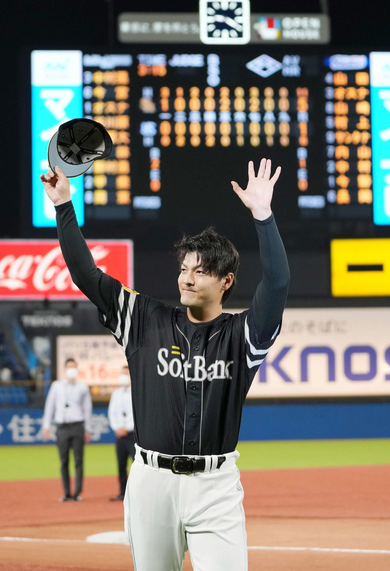 ヤクルト対ソフトバンク　移籍後初勝利を挙げたソフトバンク先発の有原はスタンドの声援に応える（撮影・小沢裕）