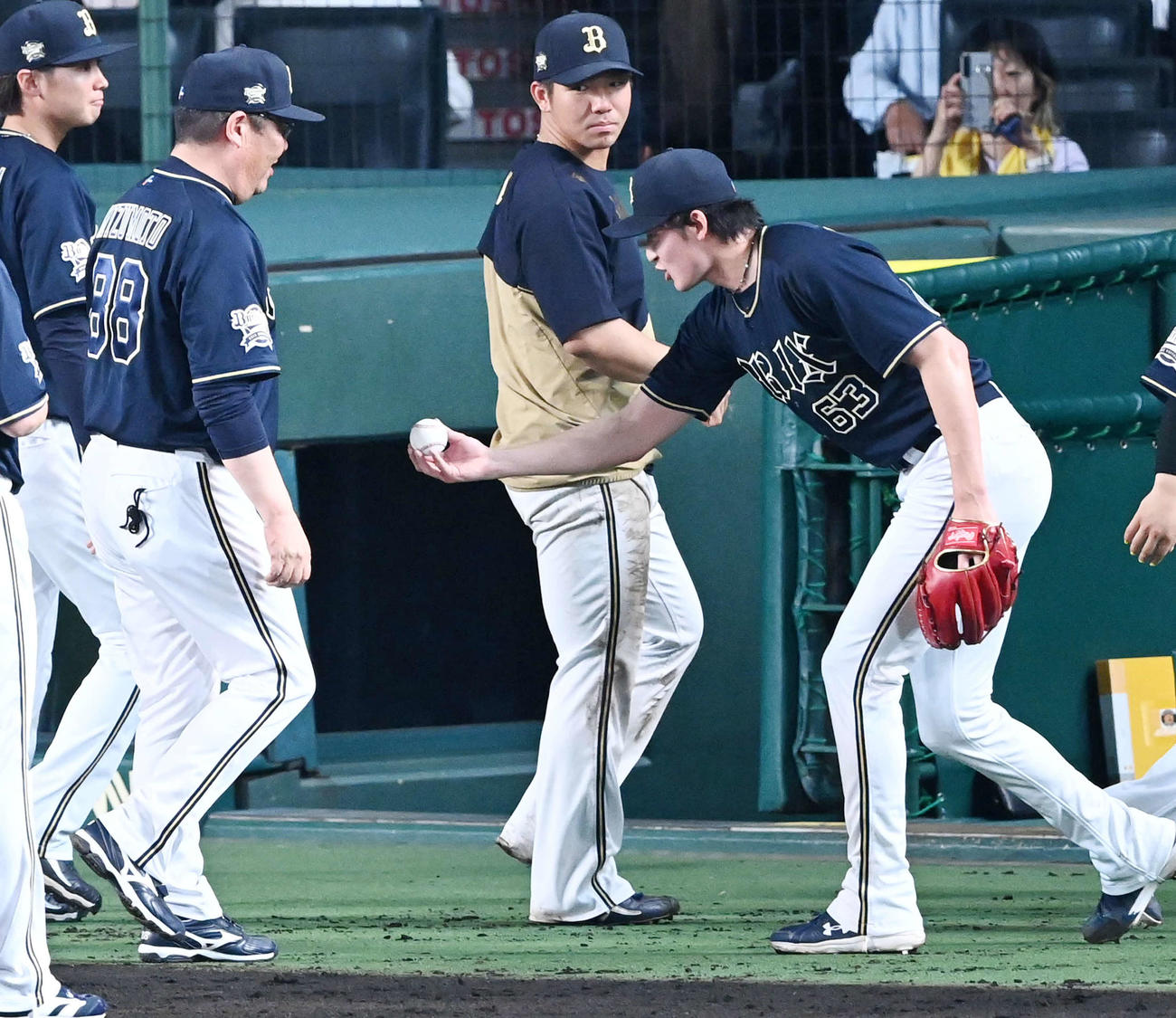 阪神対オリックス　山崎颯（右）からウイニングボールを受け取る監督代行を務めた水本ヘッドコーチ（撮影・前岡正明）
