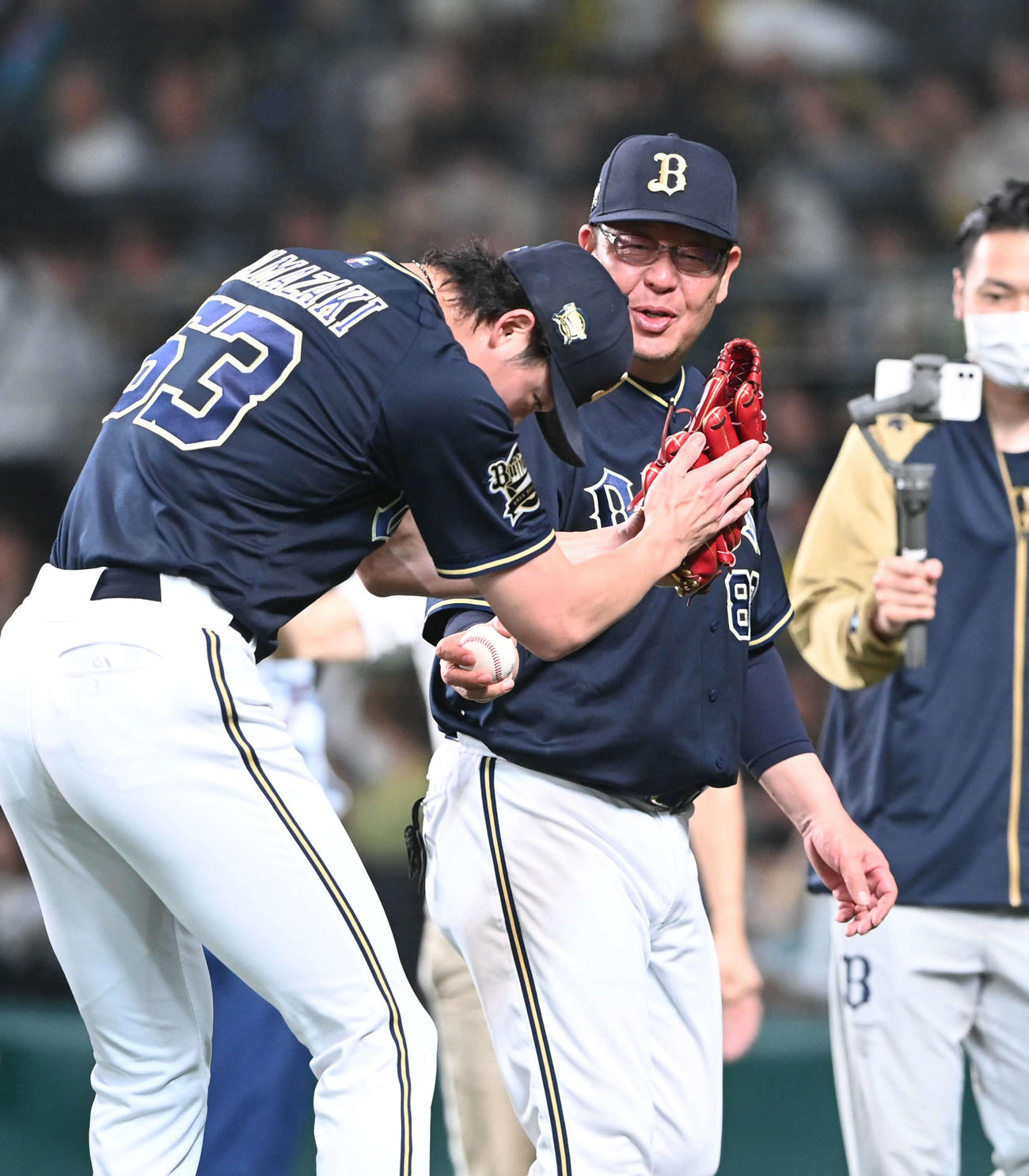 阪神対オリックス　阪神に勝利しウイニングボールを山崎颯（左）から受け取る水本監督代行（撮影・和賀正仁）