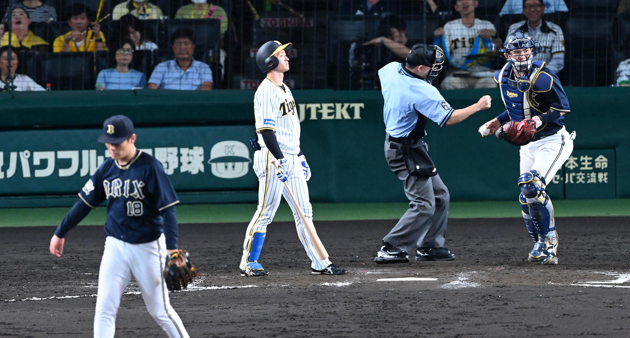 阪神対オリックス　8回裏阪神1死、近本は見逃し三振に倒れる。投手山本（撮影・前岡正明）
