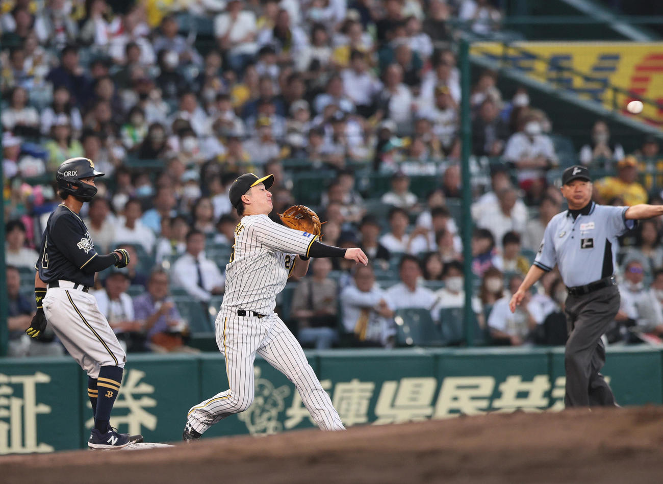 阪神対オリックス　4回表オリックス無死一、三塁、渡辺諒は頓宮の三塁への打球を二塁に悪送球する（撮影・上山淳一）