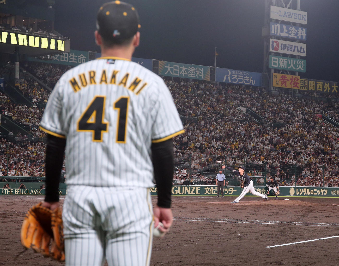 阪神対オリックス　7回裏、阪神村上（手前）はオリックス山本の投球をカメラ席前から見つめる（撮影・上山淳一）