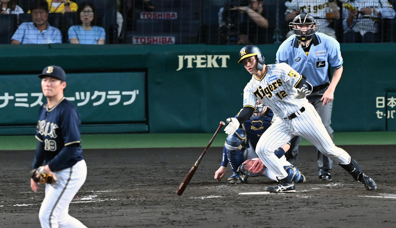 阪神対オリックス　5回裏阪神2死、坂本は中前打を放つ。投手山本（撮影・前岡正明）
