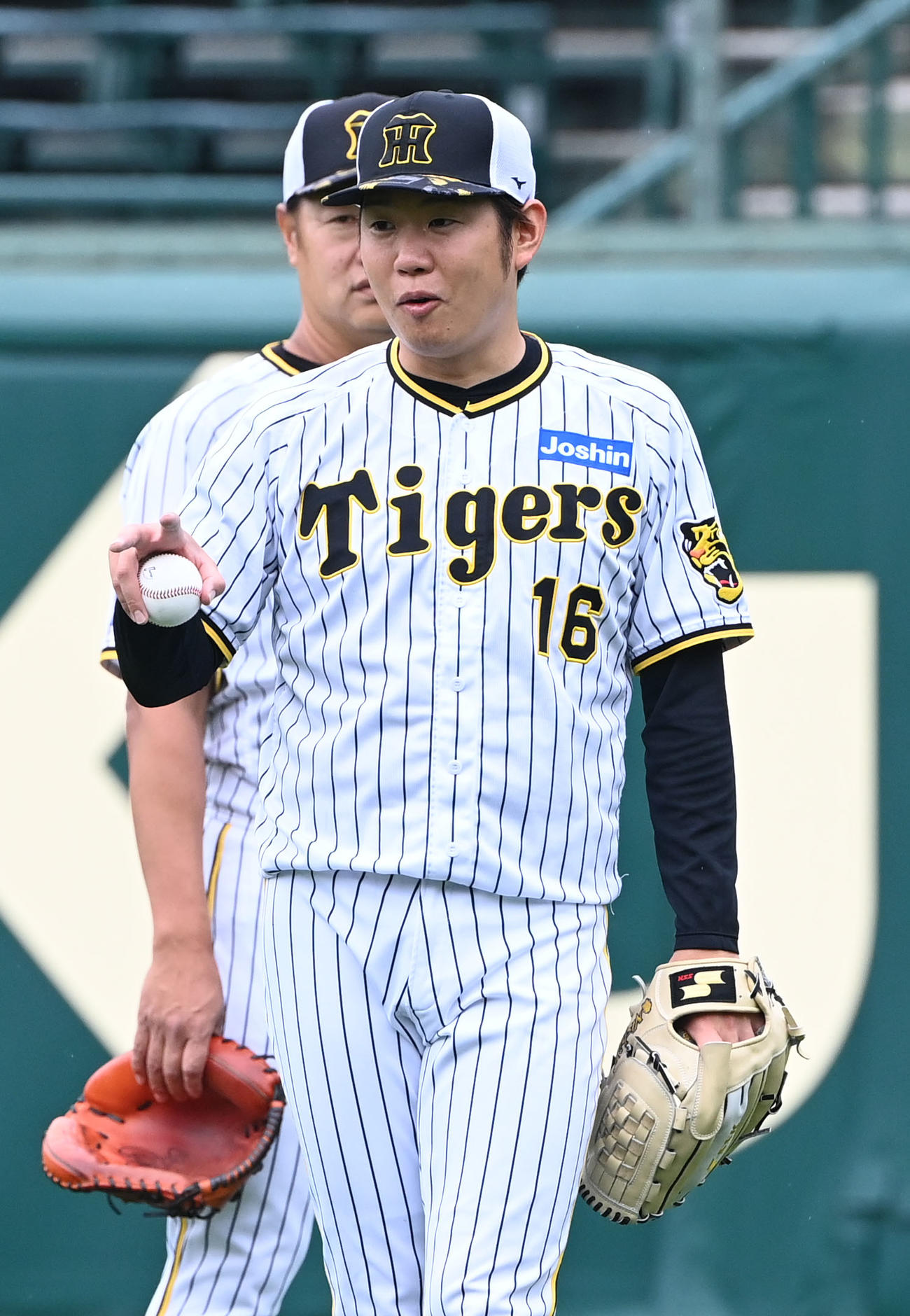 6月12日、笑顔でキャッチボールする阪神西勇