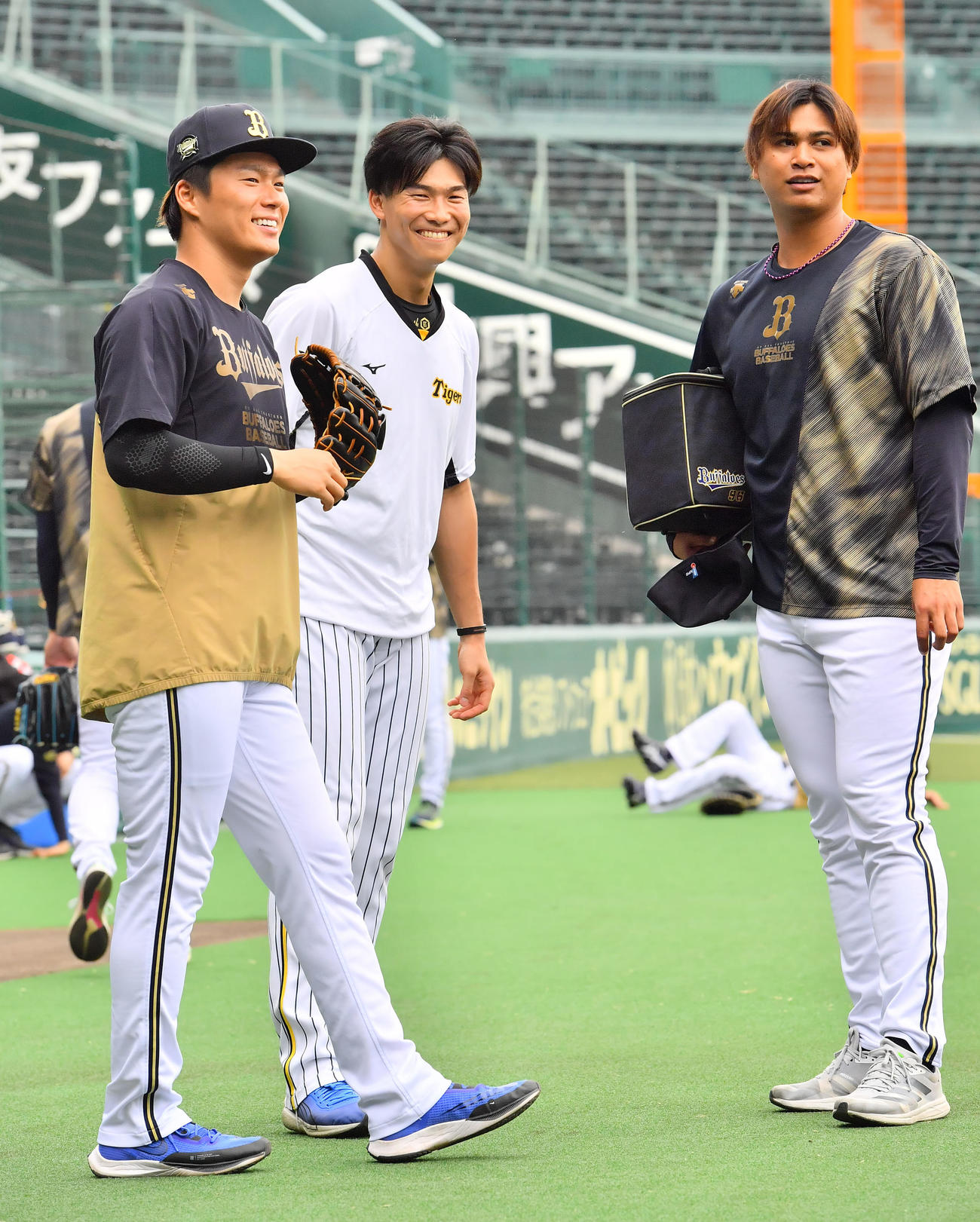 阪神対オリックス　再会を果たし談笑する左からオリックス山本、阪神湯浅、宇田川（撮影・和賀正仁）