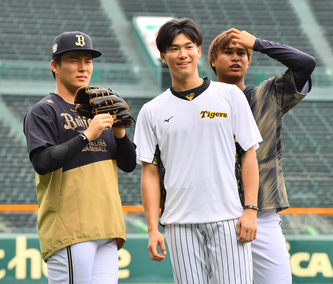 阪神対オリックス　再会を果たし談笑する左からオリックス山本、阪神湯浅、宇田川（撮影・和賀正仁）