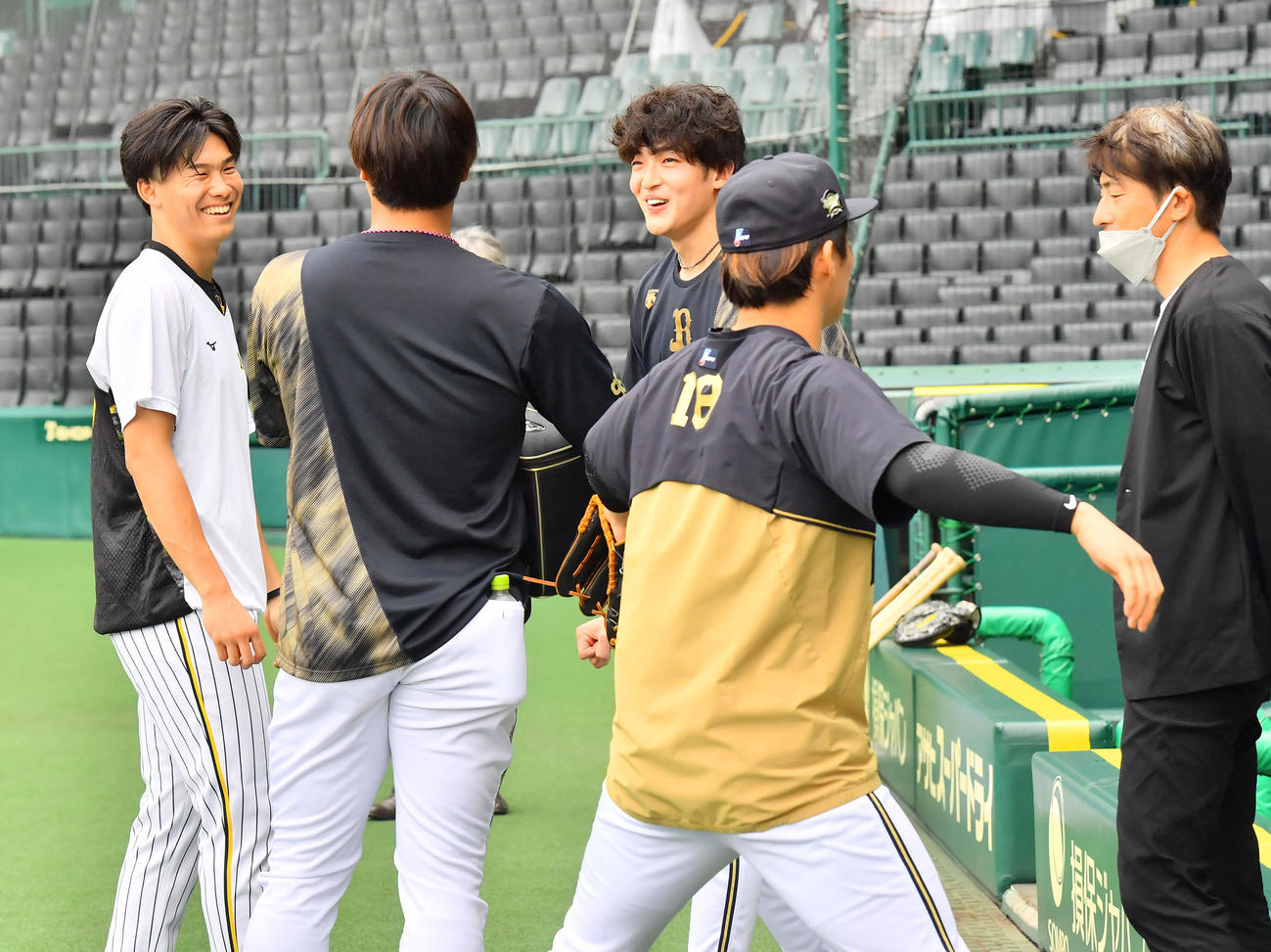 再会を果たし談笑する左から阪神湯浅、オリックス宇田川、山崎颯、山本（撮影・和賀正仁）