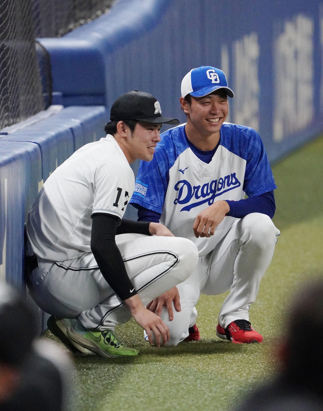 中日対ロッテ　試合前言葉を交わす（左から）佐々木朗と高橋宏（撮影・森本幸一）