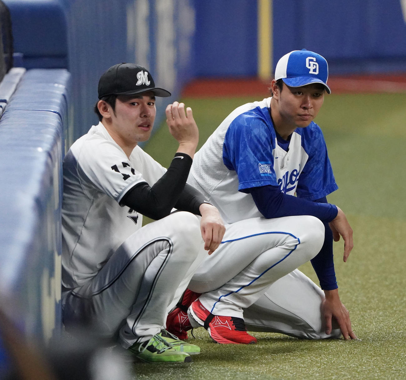 中日対ロッテ　試合前言葉を交わす（左から）佐々木朗と高橋宏（撮影・森本幸一）