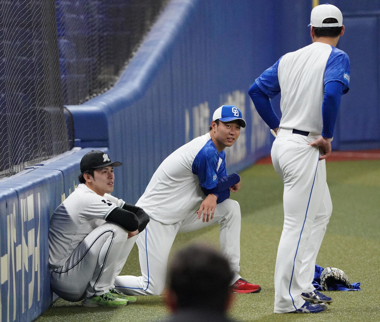 中日対ロッテ　試合前言葉を交わす（左から）佐々木朗と高橋宏と石川昂（撮影・森本幸一）