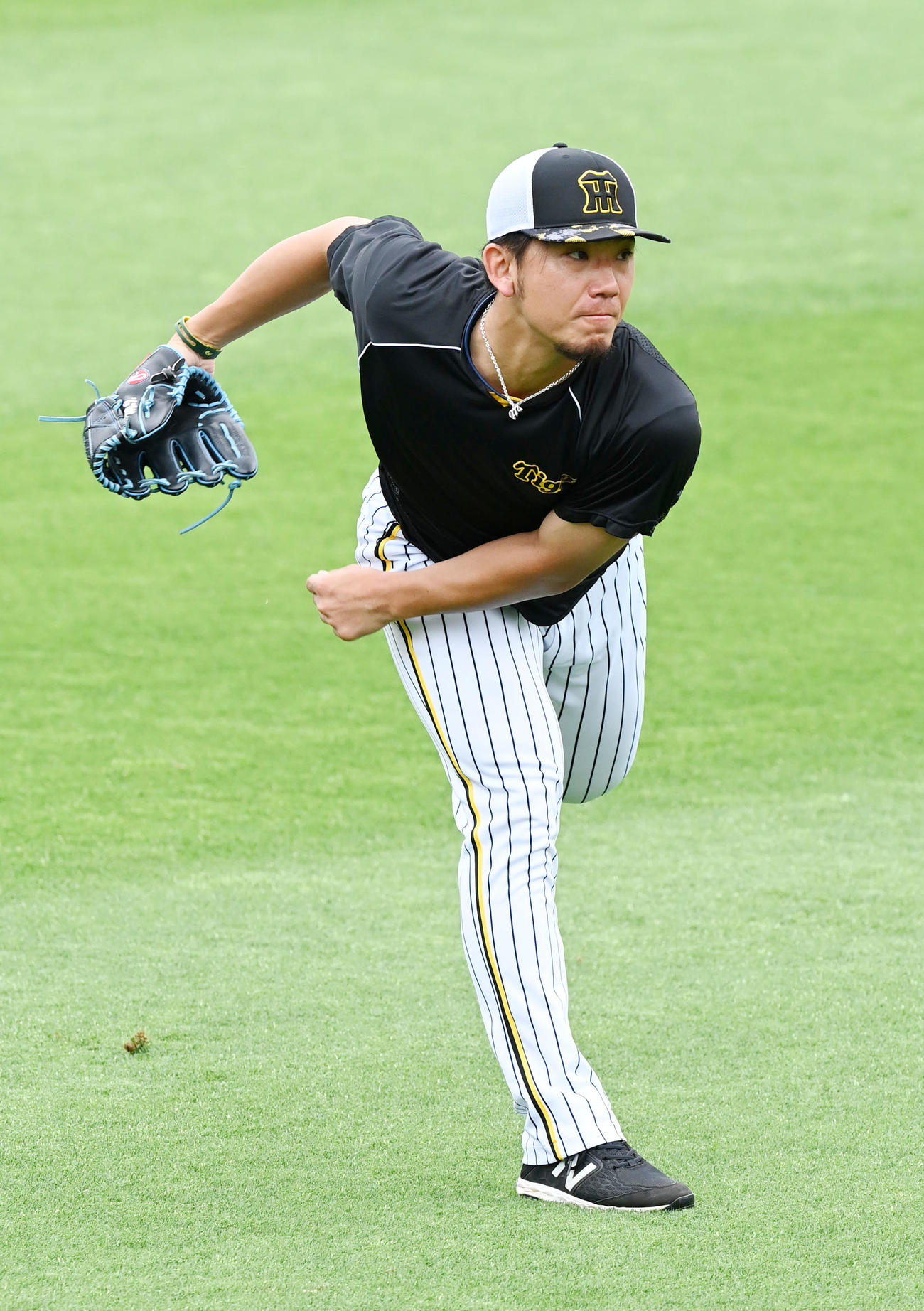 阪神対オリックス　キャッチボールを行う阪神伊藤将（撮影・前岡正明）
