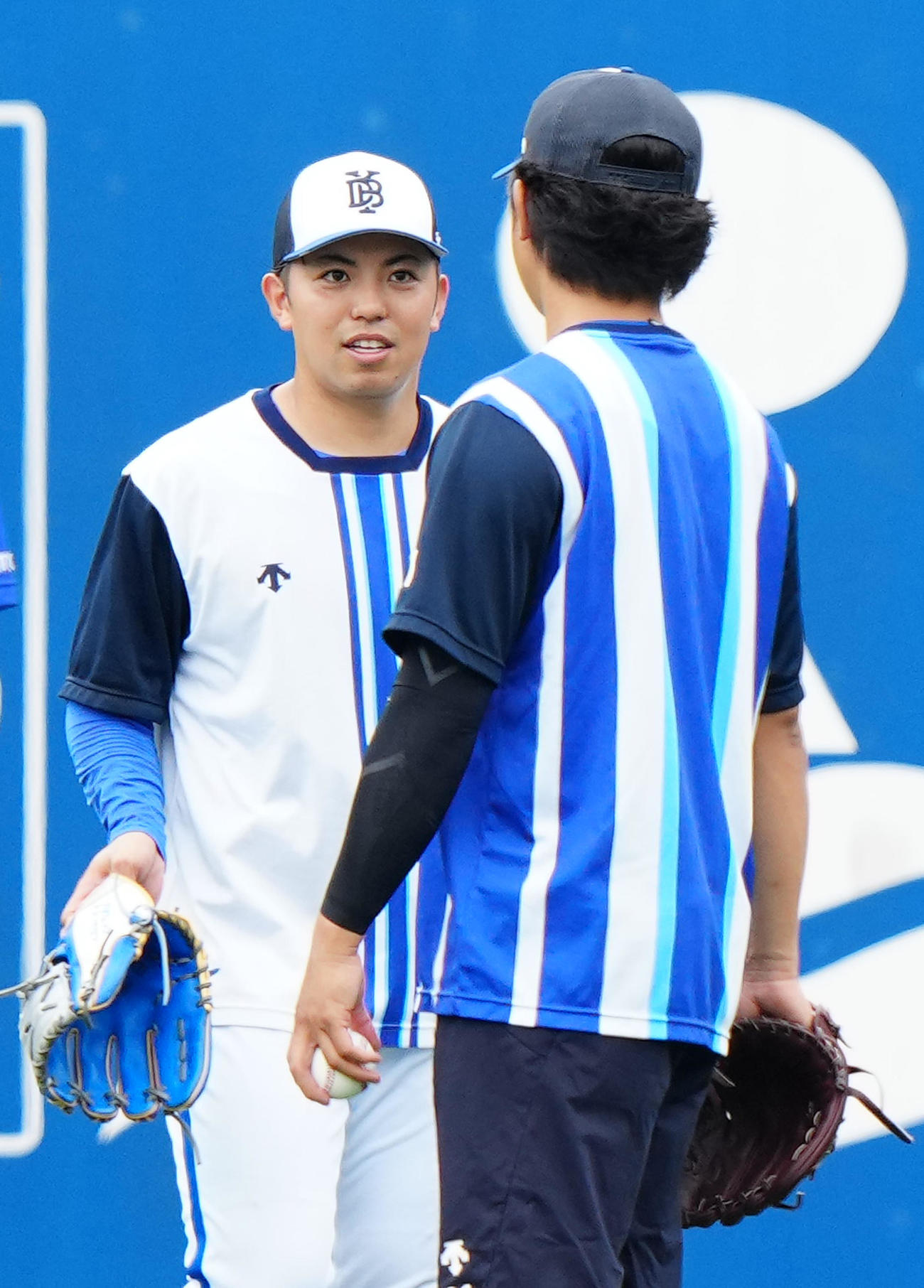 DeNA対日本ハム　試合前練習でDeNA今永（右）と言葉を交わす東（撮影・江口和貴）
