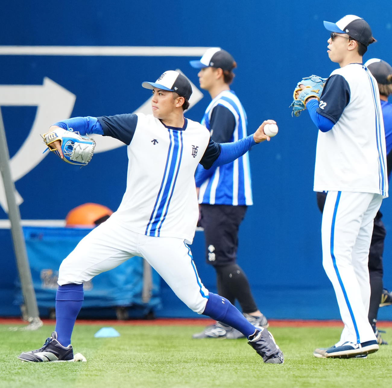 DeNA対日本ハム　試合前練習でキャッチボールするDeNA東（左）（撮影・江口和貴）