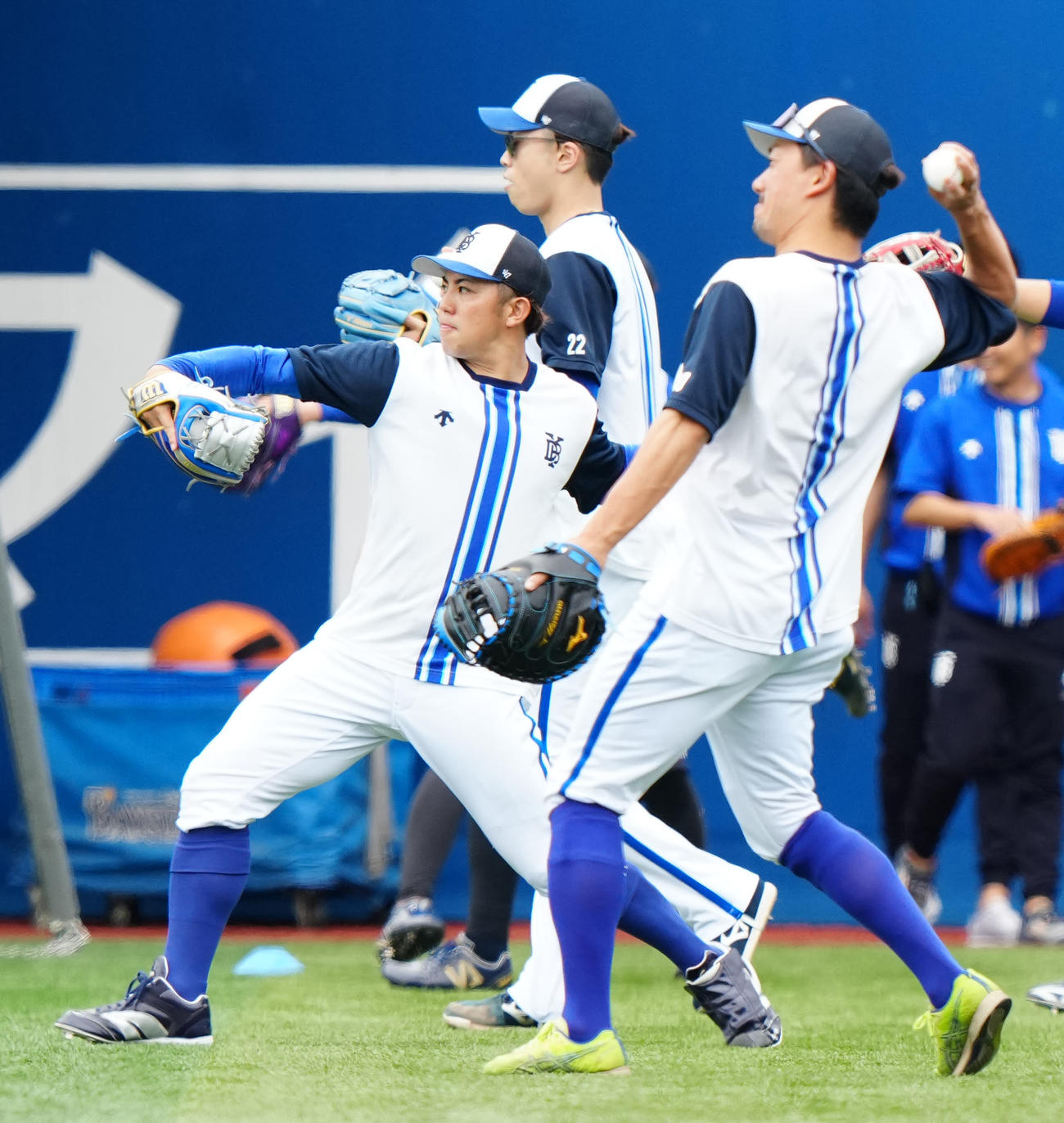 DeNA対日本ハム　試合前練習でキャッチボールするDeNA東（左）（撮影・江口和貴）