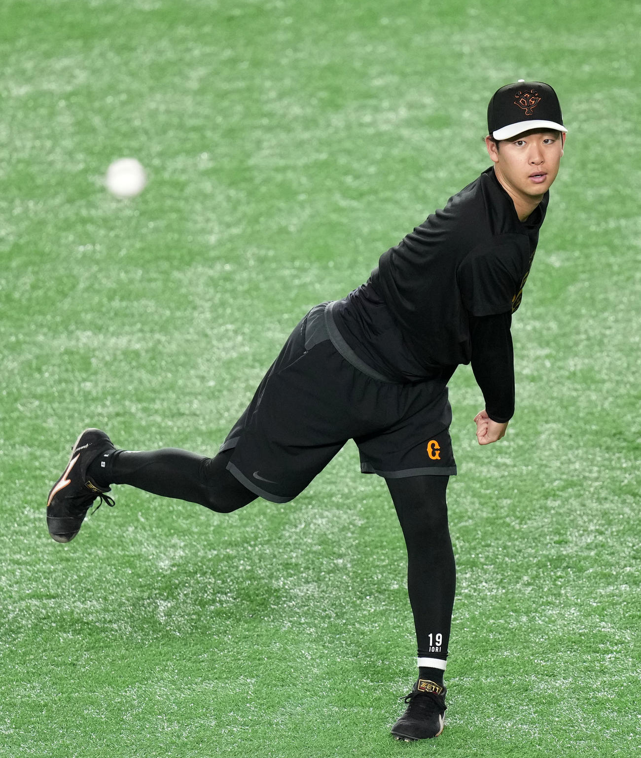 巨人対西武　キャッチボールをする巨人山崎伊（撮影・横山健太）