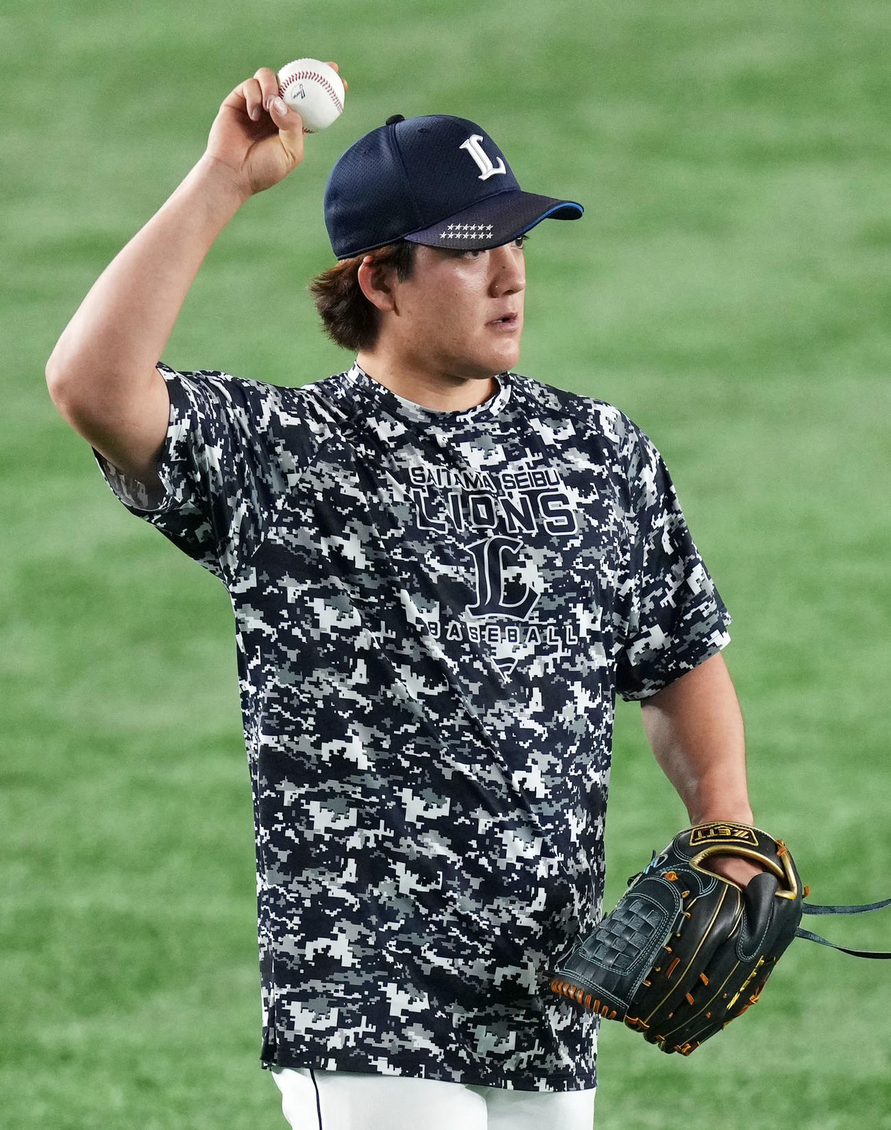 巨人対西武　キャッチボールをする西武与座（撮影・横山健太）