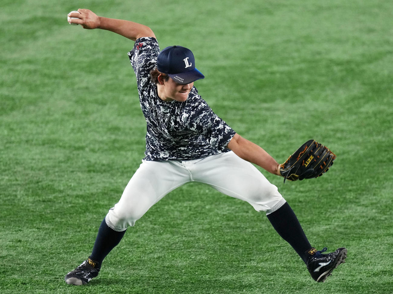 巨人対西武　キャッチボールをする西武与座（撮影・横山健太）
